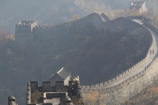 Selon la chaîne CCTV, les deux suspects ont causé des "dommages irréversibles" à la Grande Muraille, vestige des fortifications militaires construites par les empereurs chinois pour dissuader les envahisseurs étrangers (archives).